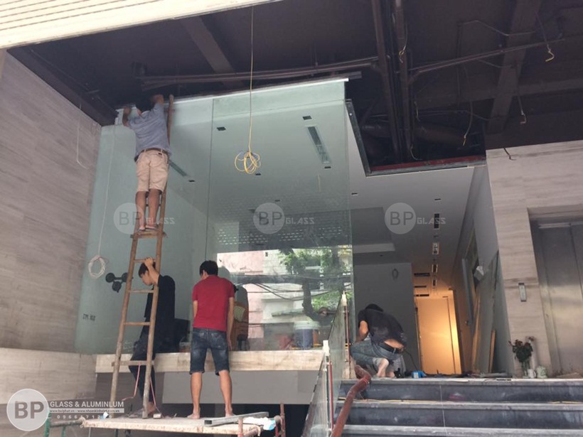 Thi công vách kính cường lực nhà anh Ngọc 30 Triệu Việt Vương buiphat.vn 